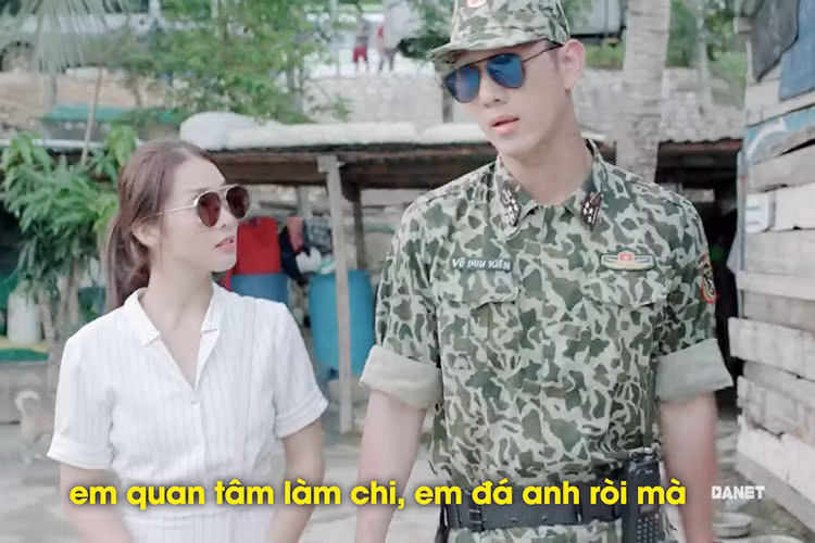 "Em quan tâm làm chi, em đá anh rồi mà", đại úy Duy Kiên hài hước nói với bác sĩ Hoài Phương khi chở cô đi ra biển bằng cano.