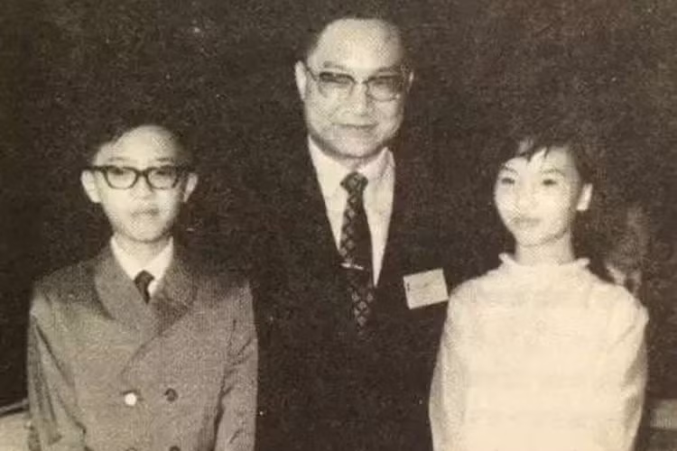 Con trai cả của Kim Dung tên Tra Truyền Hiệp bộc lộ tài văn chương từ nhỏ. Tuy nhiên, ở tuổi 19, anh bất ngờ treo cổ tự sát. Nhiều năm sau khi con trai ra đi, Kim Dung vẫn đau xót.