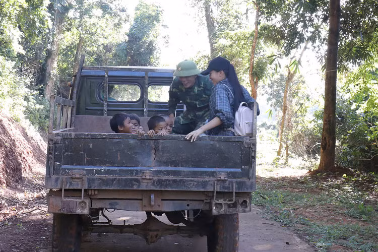 Vì đường di chuyển trên bản khó khăn, Hoa hậu Trần Tiểu Vy phải đi nhờ xe công nông của lực lượng Bộ đội biên phòng tại địa phương.