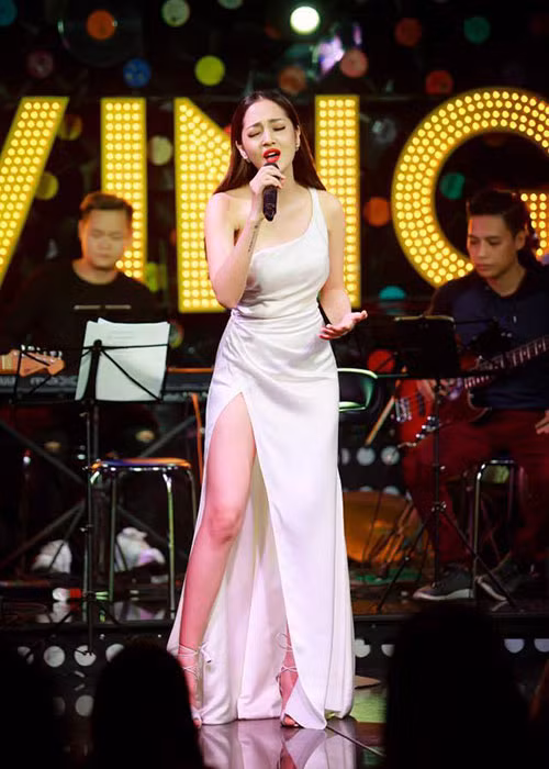 Giọng ca sinh năm 1992 khéo lựa chọn váy áo khoe được lợi thế vóc dáng. Ảnh: FBNV