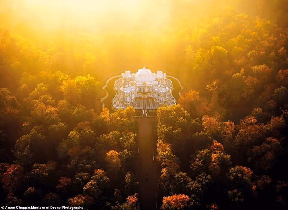 Cung điện Hermitage Pavilion ở thành phố Saint Petersburg, Nga, lộng lẫy trong bức ảnh của Amos Chapple. Nhiếp ảnh gia cho biết ông có cố gắng chụp bức ảnh này 6 lần nhưng luôn bị những đám mây phá hỏng. "Tôi muốn chụp một bức ảnh về bình minh mùa thu. Vì vậy, sáng hôm đó, tôi ngồi trên xe bus cũ. Xung quanh tôi là những lao động nhập cư. Họ đang chợp mắt sau ca đêm căng thẳng. Trong khi đó, tôi ngồi và hy vọng mình không đến quá muộn", ông nói.