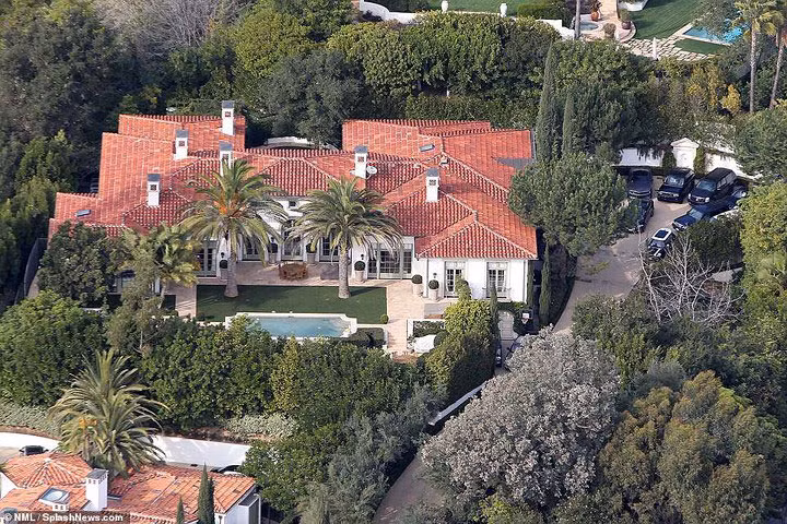 Theo TMZ, David Beckham đã mua căn biệt thự với diện tích khoảng 1.200 m2 này với giá 22 triệu USD (khoảng 512 tỷ VND).