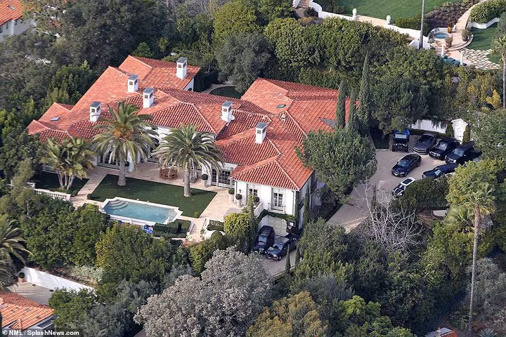 Gia đình David Beckham được cho là đã bán căn biệt thự xa hoa của mình tại Beverly Hill sau 11 năm gắn bó với giá 33 triệu USD (hơn 770 tỷ VND).