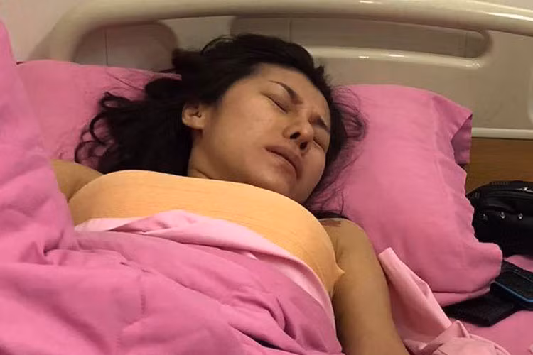 Ca si Ivy Tran goi cam hut mat truoc khi bi no tui nguc