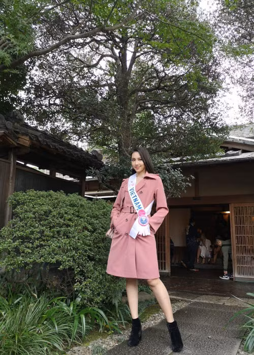 Khi lên đường đi thi, Thùy Tiên lọt top 15 dự đoán của chuyên trang sắc đẹp Global Beauties với vị trí thứ 11. Khán giả Việt Nam đặt kỳ vọng cô sẽ tiếp nối thành công của Thúy Vân với danh á hậu 3.