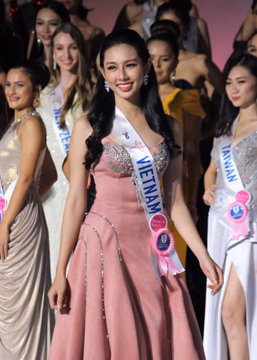 Chiếc váy đêm khai mạc cuộc thi của Thùy Tiên lọt top 10 trang phục đẹp nhất do chuyên trang sắc đẹp Nepalibeauty bình chọn.
