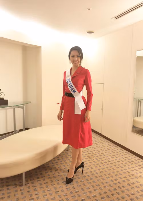 Thùy Tiên khá đầu tư cho trang phục. Cô thường chọn các thiết kế thanh lịch phù hợp với tiêu chí cuộc thi.