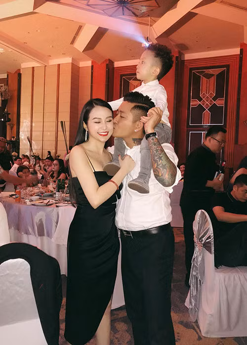 Tuấn Hưng cũng được biết đến là sao nam chiều vợ. Về phần Hương Baby, cô luôn hiểu, thương và chiều chồng.