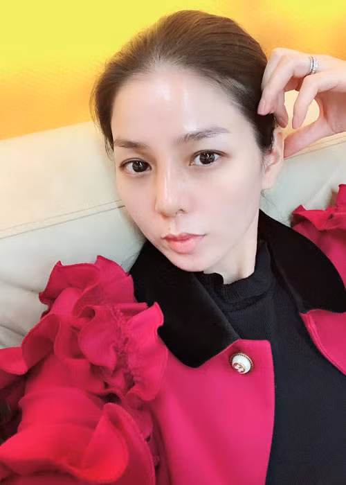 Sau khi tháo sụn mũi, Lệ Quyên cảm thấy yên tâm với ngoại hình mới. "Giờ ngắm mình trong gương, tôi thấy thoải mái, trẻ trung. Sau này, tôi chẳng phải lo trong người có đồ giả nữa", cô nói.