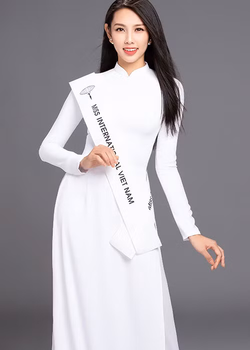 Nguyễn Thúc Thùy Tiên sẽ đại diện Việt Nam tham gia cuộc thi Miss International 2018 (Hoa hậu Quốc tế) thay cho Á hậu Thúy An không thể đi thi đấu vì sức khỏe không đảm bảo. Mới đây, Thùy Tiên vắng mặt trong top 15 cuộc thi được dự đoán bởi chuyên trang sắc đẹp Missosology. Ảnh: Mr AT