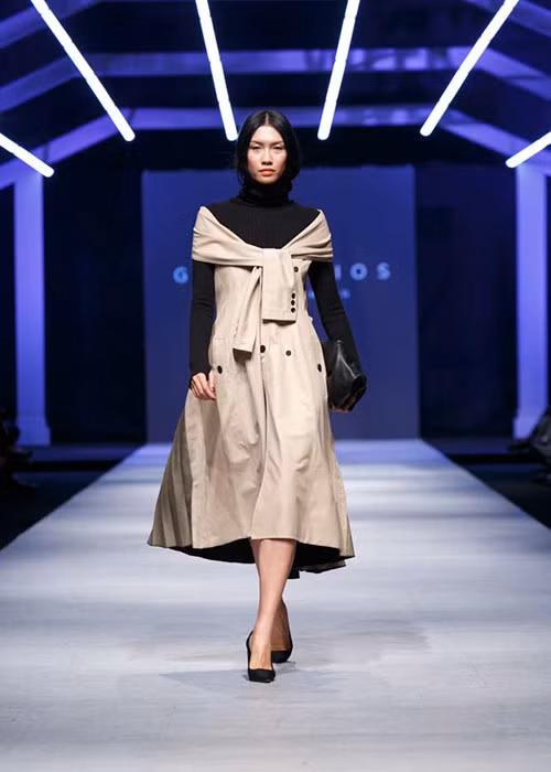 Cũng bước ra từ Vietnam's Next Top Model, Nguyễn Oanh tự tin trong vai trò người mẫu trong show diễn của Lâm Gia Khang.