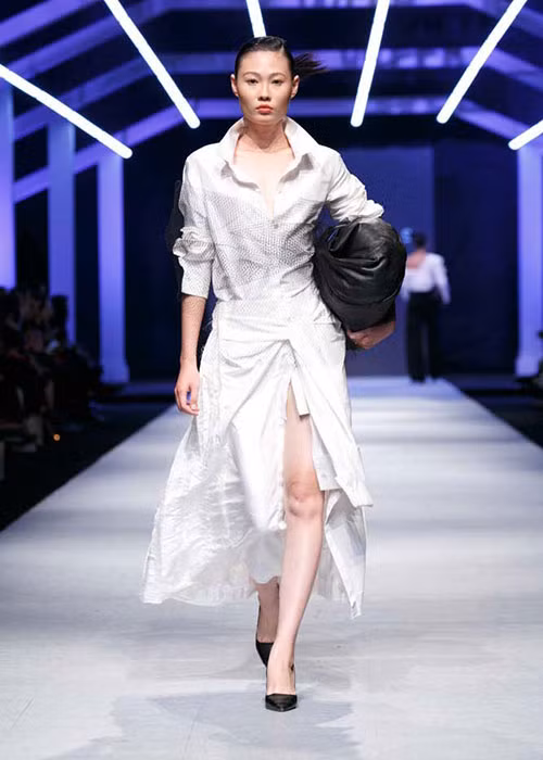 Ngoài Lan Khuê, show diễn của Lâm Gia Khang còn có sự góp mặt của Mai Giang - quán quân Vietnam's Next Top Model 2012. Cô đã trở lại sàn catwalk sau gần 3 năm tập trung chăm lo tổ ấm nhỏ.