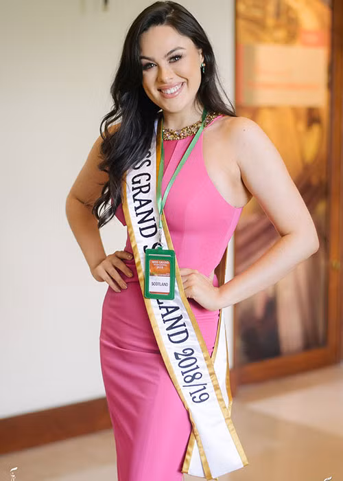 Olivia Mcpike đến từ Scotland rạng rỡ trong buổi ghi danh. Ảnh: Fanpage