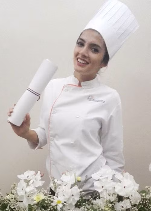 Bố của tân hoa hậu làm trong chính phủ Paraguay, còn mẹ của cô là một nhà tâm lý học.