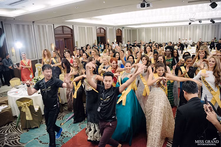 Dàn thí sinh Hoa hậu Hòa bình Quốc tế 2018 cùng ê-kíp cuộc thi quậy tưng bừng.