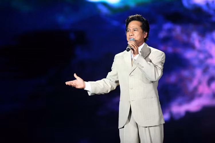 Trước show diễn kỷ niệm 20 năm ca hát của Tuấn Hưng bị hủy, năm 2017, liveshow đầu tiên của danh ca Chế Linh ở TP HCM sau 37 năm sang nước ngoài sinh sống cũng từng không diễn ra như mong đợi. Ảnh: Zing