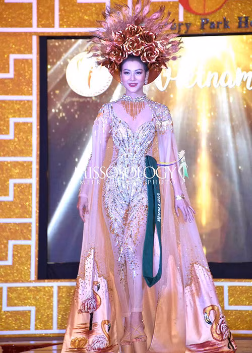 Soi trang phuc dan toc giup Phuong Khanh gianh giai vang Miss Earth