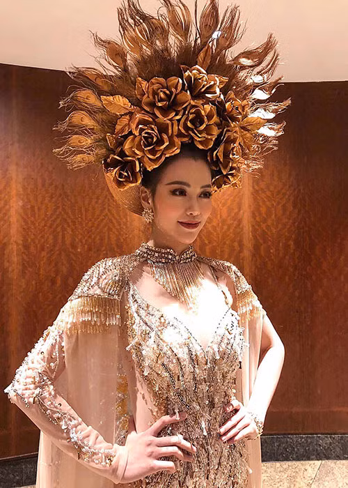 Với thần thái rạng ngời, Phương Khánh đã chinh phục giám khảo khi diện trang phục “Nữ thần mặt trời”. Từ Philippines, người đẹp chia sẻ sau khi kết thúc phần thi, giới truyền thông đã khen ngợi trang phục của đại diện Việt Nam.