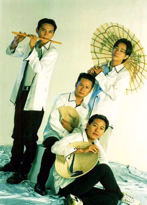 Nhóm Quả dưa hấu được thành lập vào năm 1998 dưới sự đỡ đầu của nhạc sĩ Ngọc Châu. Nhóm gồm Tuấn Hưng, Bằng Kiều, Tường Văn và Anh Tú. Ảnh: Zing
