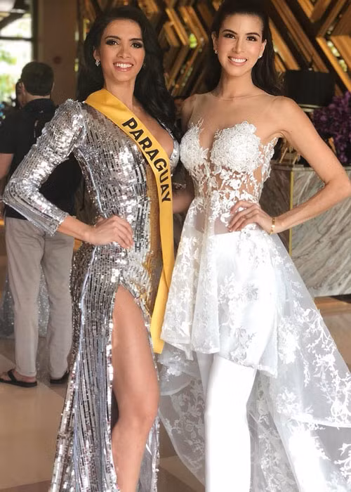 Hình ảnh Clara Sosa bên Hoa hậu Hòa bình Quốc tế 2017 Maria Jose Lora.