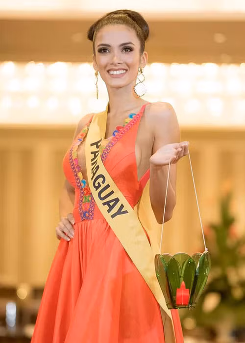 Hoa hậu Clara Sosa có thể nói trôi chảy tiếng Anh, tiếng Tây Ban Nha và tiếng Guarani.