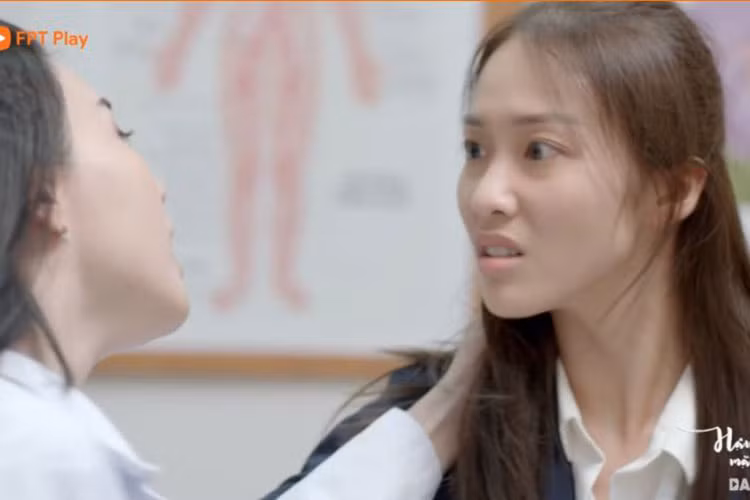 Nhờ mối quan hệ với ban giám đốc, Dung lên chức phó khoa dù kém tuổi nghề và tuổi đời với nữ bác sĩ Hoài Phương (Khả Ngân). Ảnh: Chụp màn hình