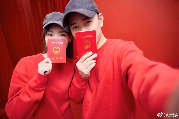 Đường Yên viết trên trang cá nhân: "Tôi là cô dâu" còn La Tấn viết: "Tôi là chú rể".