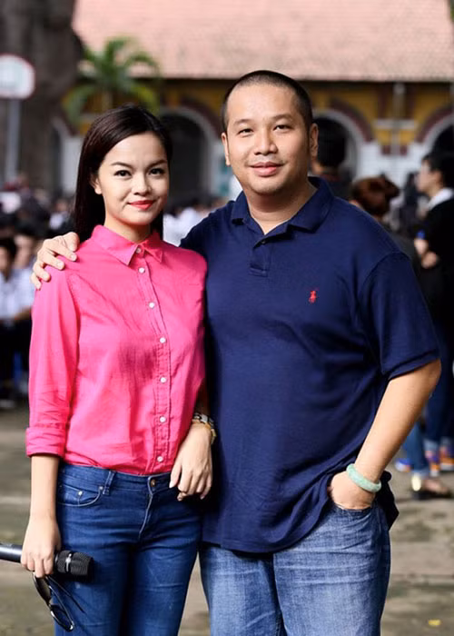 Nữ ca sĩ hỗ trợ chồng trong công việc làm phim. Ảnh: Thế giới trẻ