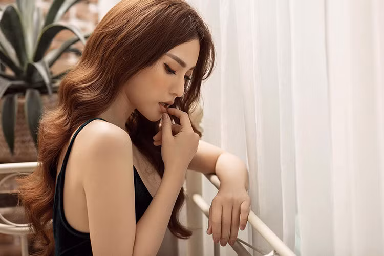 Thu Thủy trở lại với âm nhạc trong hình ảnh quyến rũ.