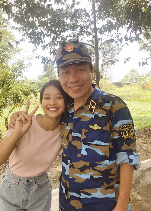 Quay phim "Hậu duệ mặt trời" bản Việt, Khả Ngân có những kỷ niệm đáng nhớ bên các đồng nghiệp. Ảnh: FBNV