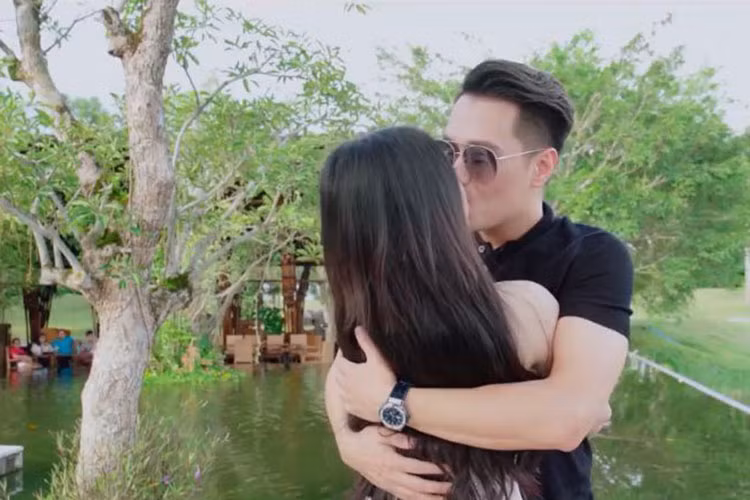 Trong MV, Việt Anh có khá nhiều cảnh quay tình cảm với Đới Bích Hạnh.