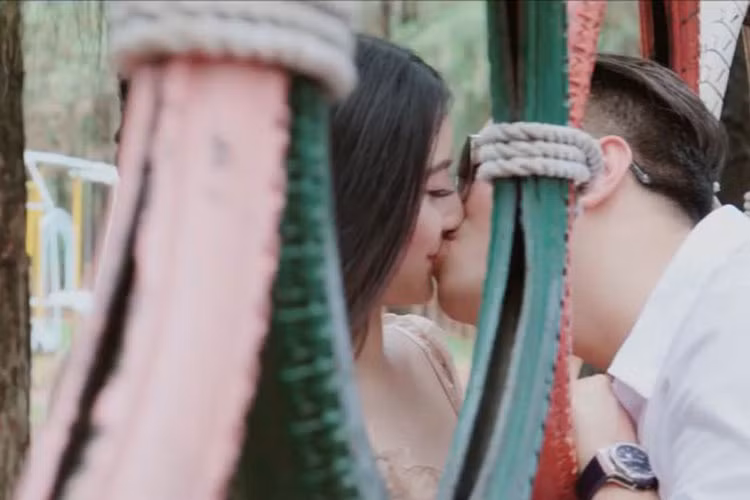 Quang Hà chia sẻ trên An ninh thủ đô, anh tin bà xã của Việt Anh cũng hiểu Việt Anh chỉ muốn cố gắng hoàn thành tốt cảnh quay mà đạo diễn muốn.