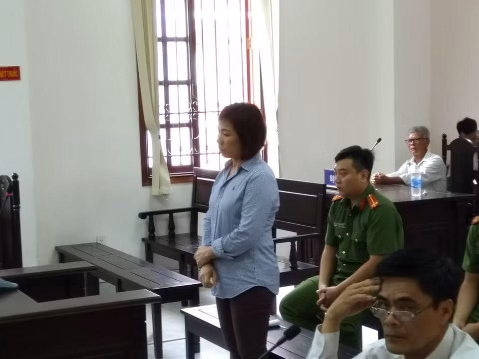 Nu doanh nhan lai xe BMW tong chet nguoi o nga tu Hang Xanh the nao khi dung truoc toa?