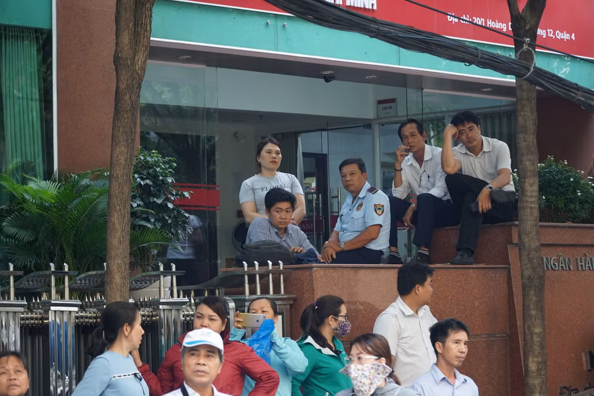 Nhiều người hiếu kỳ tập trung trước tòa để theo dõi phiên xử.