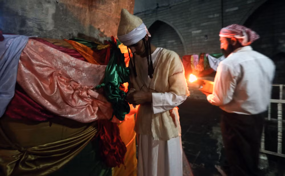 Nam thanh niên người Yazidi đang thực hiện nghi thức mừng năm mới.
