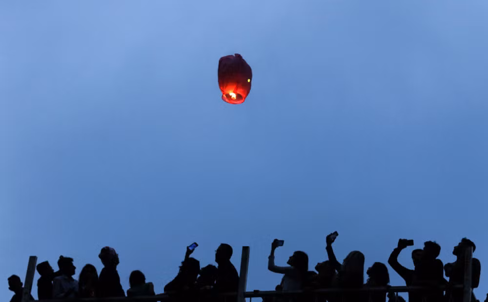 Họ reo mừng sau khi thả đèn lồng lên trời trong nghi thức ăn mừng năm mới. (Nguồn ảnh Sputnik)