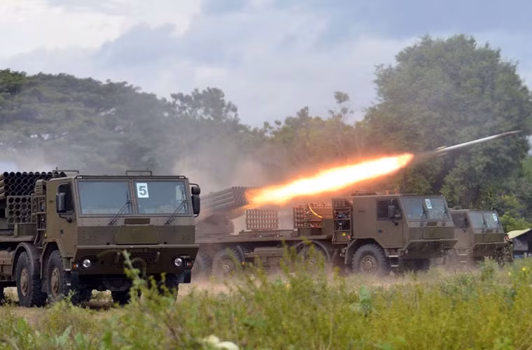 Vì thiết kế trên cơ sở Grad nên pháo phản lực RM-70 có thể bắn được đạn rocket của Czech cũng như của Nga. Đạn tiêu chuẩn của RM-70 dài 2,87m, nặng 66kg với tầm bắn 20,5km. Nguồn ảnh: Military-Today