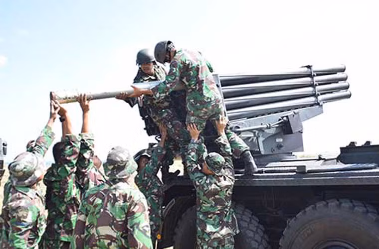 Indonesia đã mua 17 hệ thống RM-70 Grad và Vampir từ cộng hòa Czech trong năm 2003 và 2016. Toàn bộ số này được chuyển giao cho lực lượng thủy quân lục chiến, thuộc Hải quân Indonesia sử dụng. Nguồn ảnh: Korps Marinir