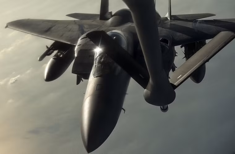 Tiêm kích đa năng hạng nặng F-15E có tầm bây cực đại đến 3.900km với điều kiện mang toàn bộ nhiên liệu trong thân và 3 thùng treo gắn ngoài. Tuy nhiên, trong chiến đấu khi phải mang vũ khí thì F-15E chỉ có bán kính tác chiến là 1.270km.