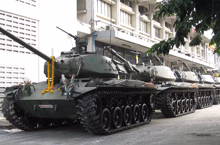 Năm 2011, Thái Lan đã ký hợp đồng mua 49 xe tăng chiến đấu chủ lực T-84 Oplot-T cùng một số phương tiện hỗ trợ từ Ukraine trị giá 240 triệu USD. Các xe tăng này sẽ thay thế cho loại M41 và M48 Patton lạc hậu trong Quân đội Thái Lan (ảnh xe tăng M41 của Thái Lan). Tuy nhiên, đến cuối năm 2015 chỉ có 10 xe tăng T-84 được chuyển giao cho quân đội Hoàng gia Thái Lan gây ra mối quan ngại về sự chậm trễ trong giới chức quân đội.