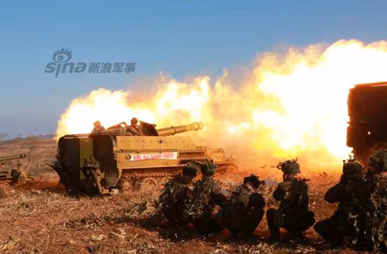 Nhiều loại pháo tự hành, pháo kéo đã được huy động để tham gia cuộc tập trận đầu năm mới. Ảnh: Pháo tự hành cỡ 152mm (phương Tây định danh M-1975 hoặc M-1977) của Triều Tiên đang khai hỏa.