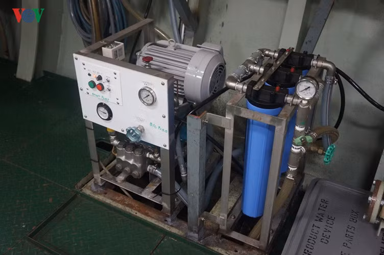 Máy lọc nước biển thành nước ngọt hiện đại, có thể lọc 3 khối nước ngọt trong ngày. Ảnh: VOV.