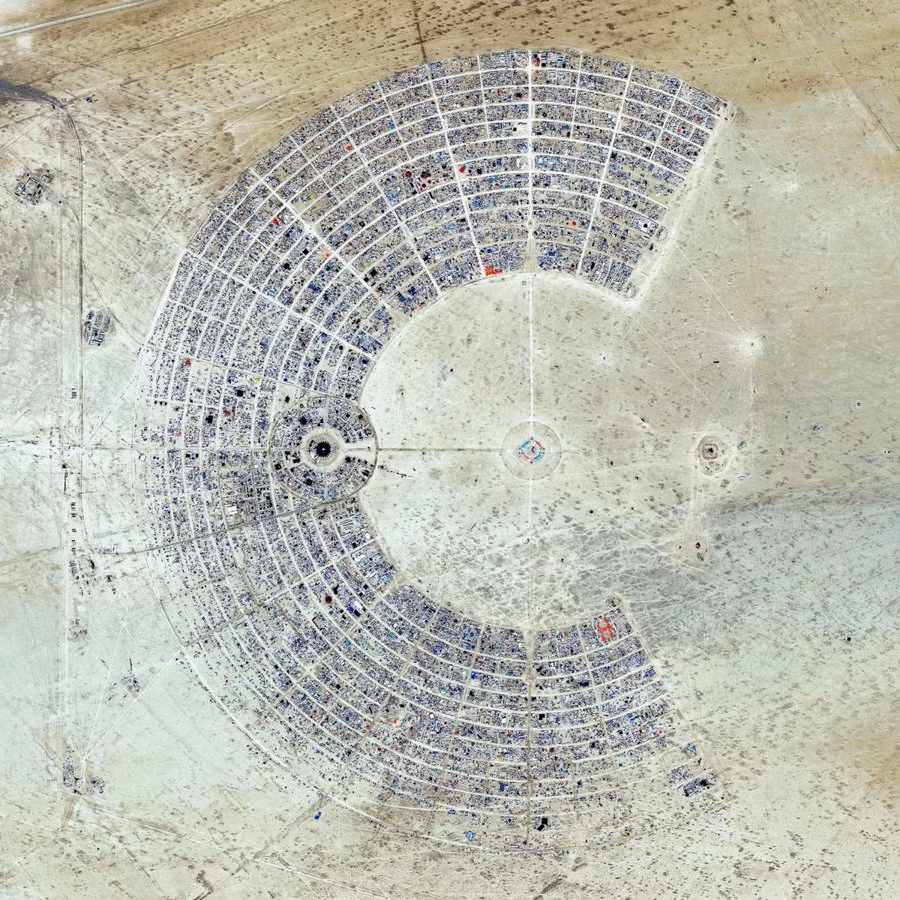 Lễ hội Burning Man ở sa mạc Nevada, Mỹ với những căn lều và ô tô của những người tham dự được xếp theo hàng lối ngay ngắn. Ảnh: SCapacity.
