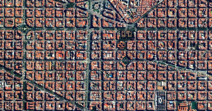 Barcelona, Tây Ban Nha với những tòa nhà và căn hộ được quy hoạch đúng theo chuẩn " ô bàn cờ" cực ngăn nắp khi được chụp ảnh từ trên cao. Ảnh: SCapacity.