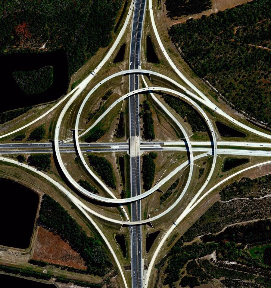 Một ngã tư cao tốc với hệ thống đổi làn cực phức tạp ở Florida Mỹ. Ảnh: SCapacity.
