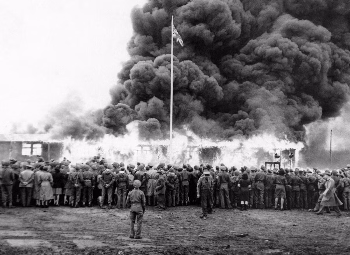Binh lính Anh phá hủy một trại tập trung của Đức quốc xã vào ngày 21/5/1945. Nguồn ảnh: Theatlantic.