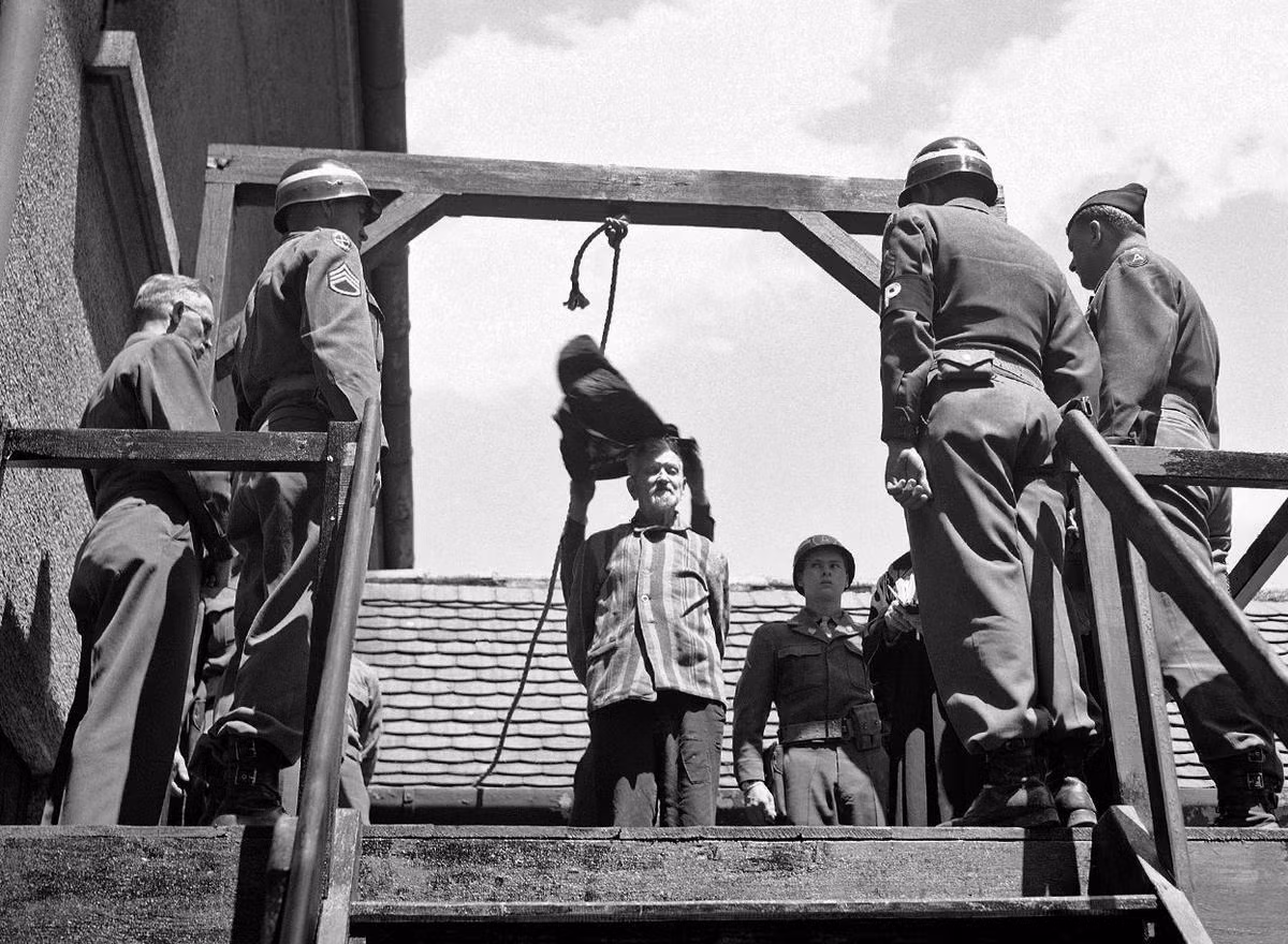 Quân đội Mỹ treo cổ Bác sỹ người Đức Klaus Karl Schilling vào ngày 28/5/1946 với cáo buộc ông này đã thí nghiệm thuốc sốt rét trên 1.500 tù nhân và khiến khoảng 1/3 trong số họ bị thiệt mạng. Nguồn ảnh: Theatlantic.