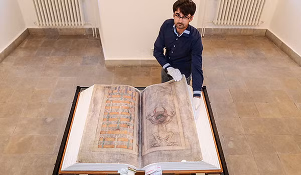 Cuốn Codex Gigas chứa toàn bộ nội dung Kinh Thánh cùng 5 phần nội dung dài khác. Cuốn sách bắt đầu bằng Kinh Cựu ước, tiếp đó là 2 tác phẩm của Flavius Josephus, học giả sống vào thế kỷ thứ nhất sau Công nguyên. Tác phẩm viết tay này kết thúc bằng Kinh Tân ước và phần cuối trong bộ Biên niên sử về Bohemia của linh mục kiêm sử gia Cosmas đến từ Prague (CH Séc). Ảnh: Stuff.