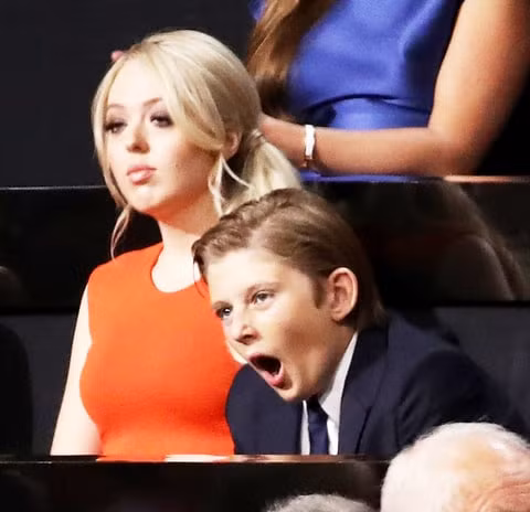 Hình ảnh ngáp ngủ rất trẻ con của Barron Trump trong Đại hội đảng Cộng hòa hồi tháng 7 vừa qua. Barron cũng bị bắt gặp "gà gật" ngay trên sân khấu sau một đêm dài chờ kết quả cuộc bầu cử Tổng thống Mỹ và thức 24 tiếng liên tục. Ảnh: Theheavy.