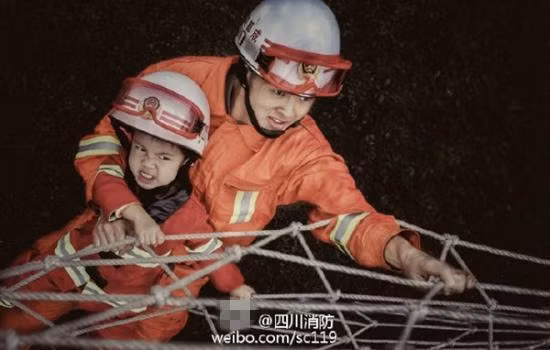 Em thậm chí còn được thử tham gia một khóa học dành cho các lính cứu hỏa thực thụ. Ảnh: Weibo.